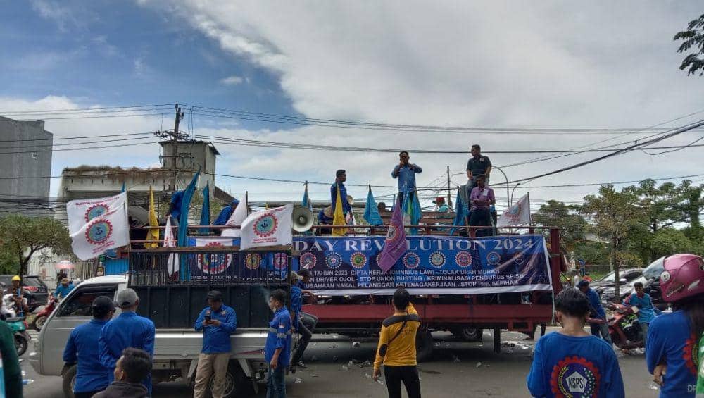 Demonstrasi peringatan Hari Buruh Internasional di depan Kantor Gubernur Sulsel di Makassar, Rabu (1/5/2024). (IDN Times/Ashrawi Muin)