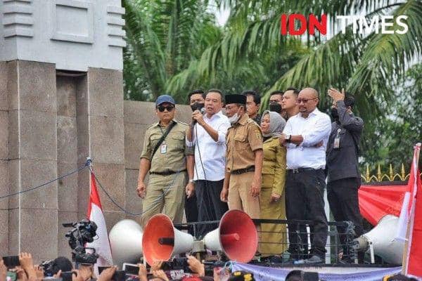 Wakil Ketua DPR, Sufmi Dasco Ahmad ikut berorasi bersama kepala desa yang demo di depan gedung parlemen. (IDN Times/Melani Putri)