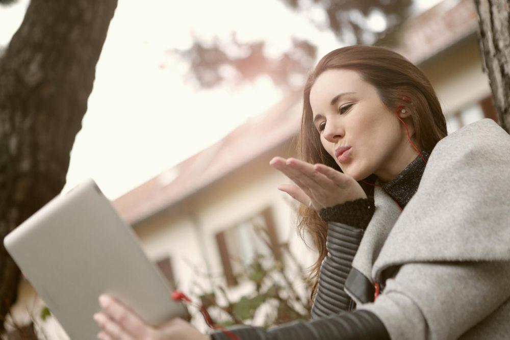 5 Ciri Orang yang Cocok Menjalani Hubungan LDR, Kesabarannya Luas!