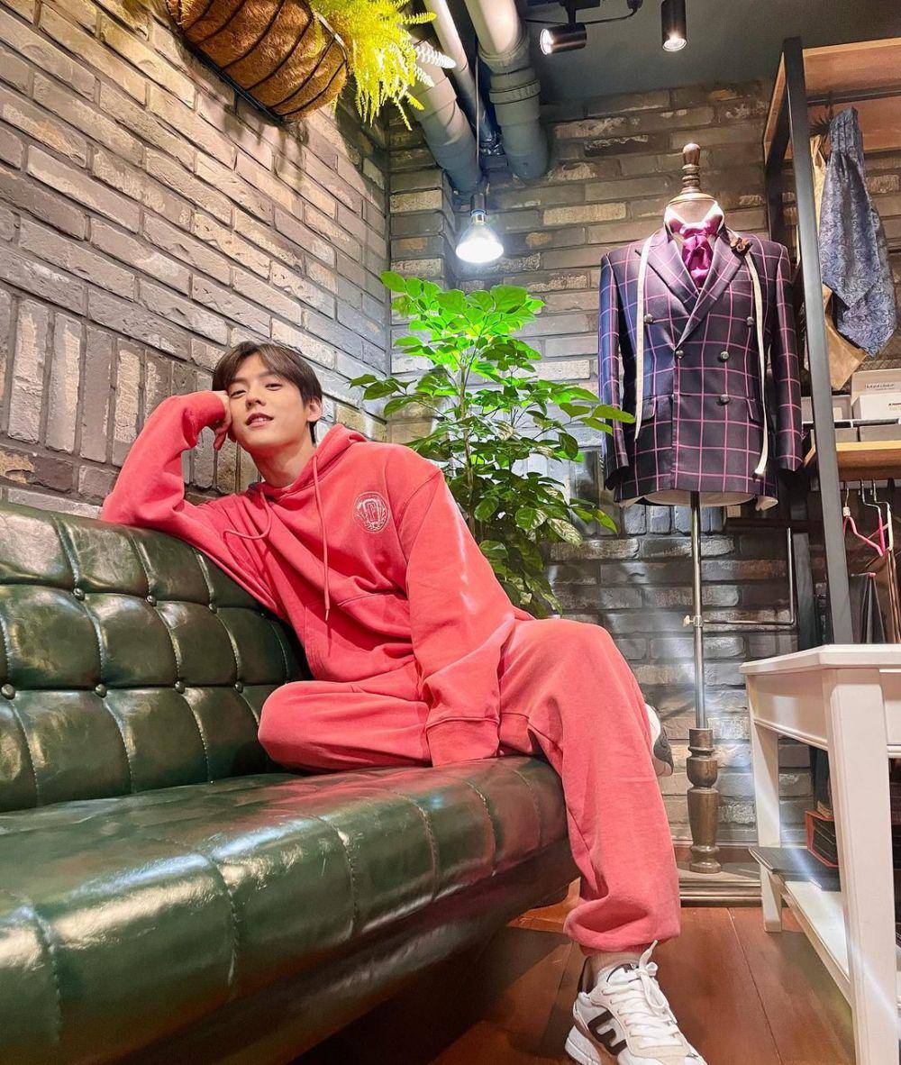outfit celana oversized ala Huta BTOB (instagram.com/hutazone)