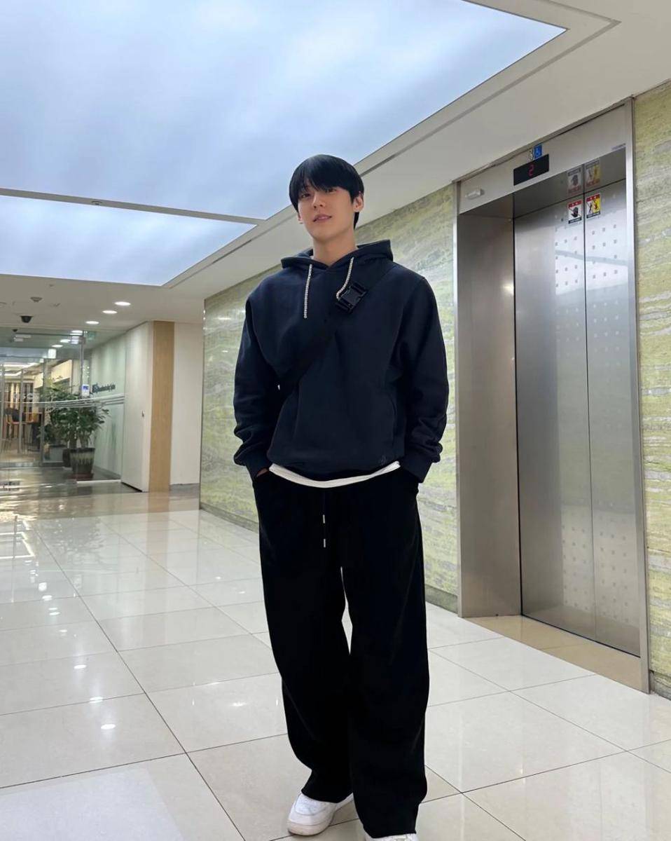 outfit celana oversized ala Huta BTOB (instagram.com/official_btob)