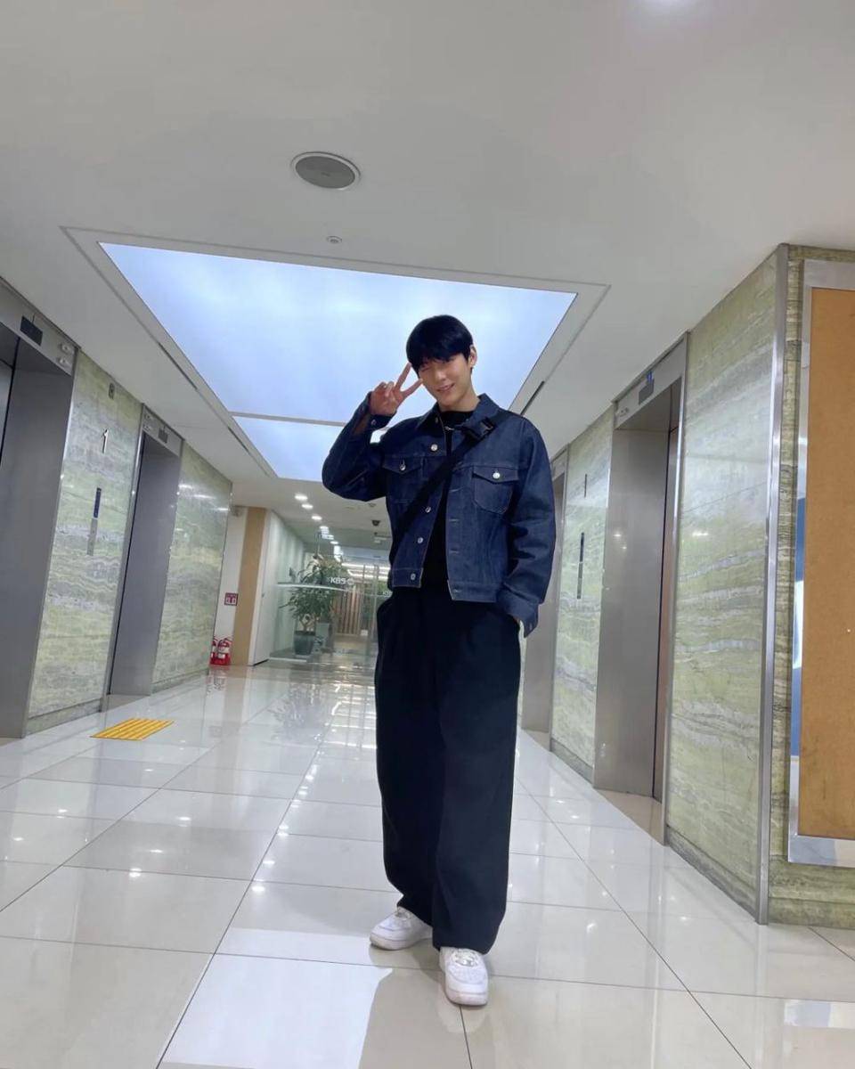 outfit celana oversized ala Huta BTOB (instagram.com/official_btob)