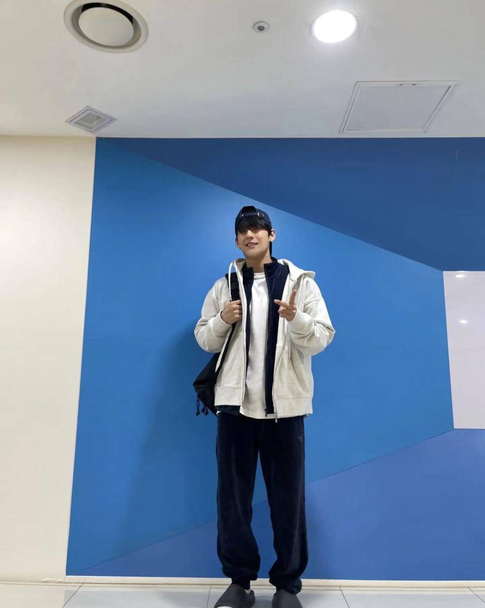 outfit celana oversized ala Huta BTOB (instagram.com/official_btob)