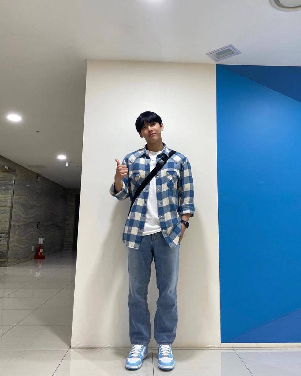 outfit celana oversized ala Huta BTOB (instagram.com/official_btob)