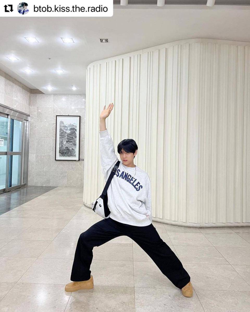 outfit celana oversized ala Huta BTOB (instagram.com/official_btob)