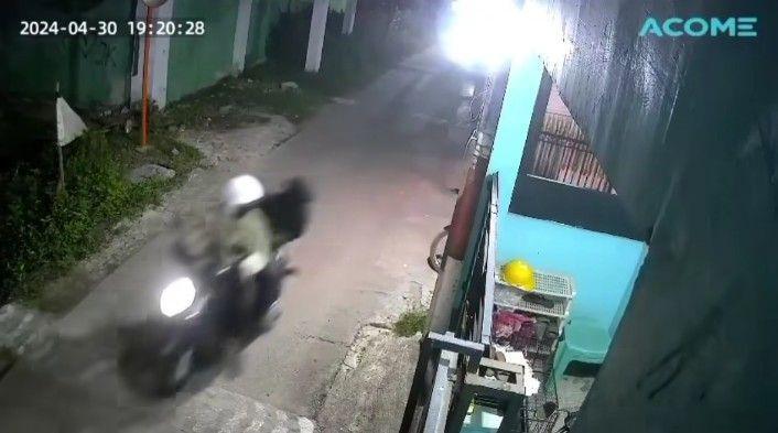 Pelaku jambret di Bekasi terekam CCTV. (Istimewa)