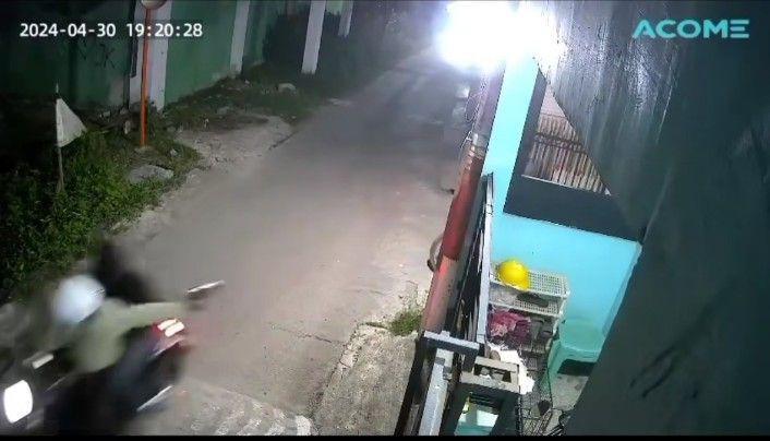 Jambret bersenpi di Bekasi terekam CCTV. (Istimewa)