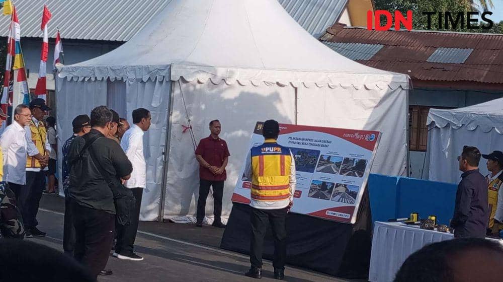 Presiden Jokowi saat meresmikan proyek Inpres Jalan Daerah 2024 di Lombok Barat, Kamis (2/5/2024). (IDN Times/Muhammad Nasir)