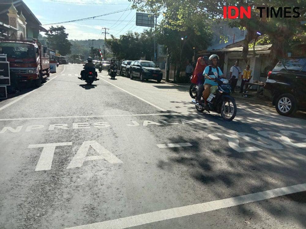 Ruas jalan Lembar - Pelabuhan Gili Mas Lombok Barat. (IDN Times/Muhammad Nasir)