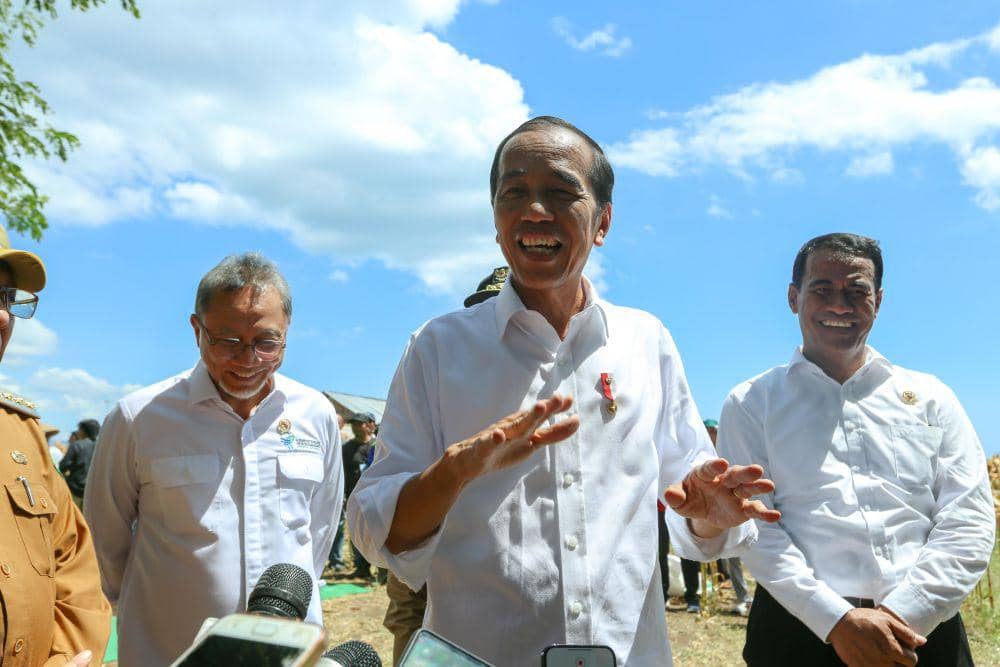 Presiden Jokowi saat panen raya jagung di Kabupaten Sumbawa, Kamis (2/5/2024). (dok. Istimewa)