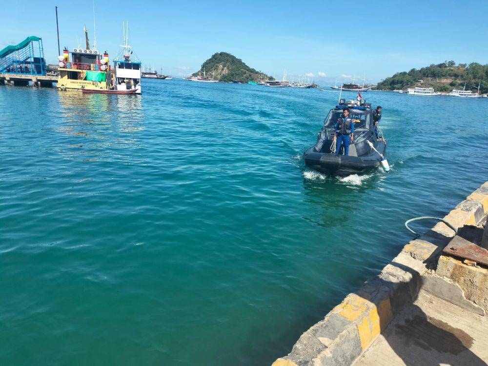 Proses evakuasi korban kapal wisata Sea Safari VII yang terbakar. (dok. Basarnas Maumere)
