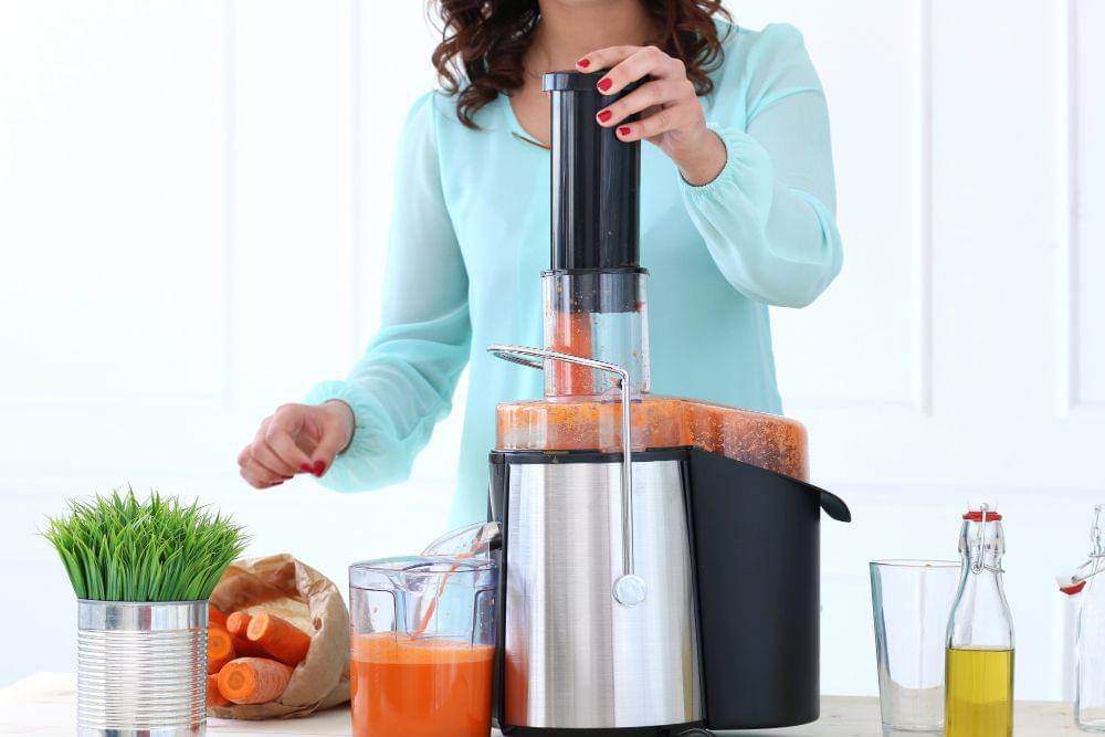 ilustrasi menggunakan juicer (freepik.com/Racool_studio)
