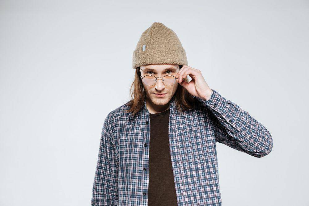 ilustrasi pria dengan rambut gondrong memakai beanie (Freepik.com/drobotdean)