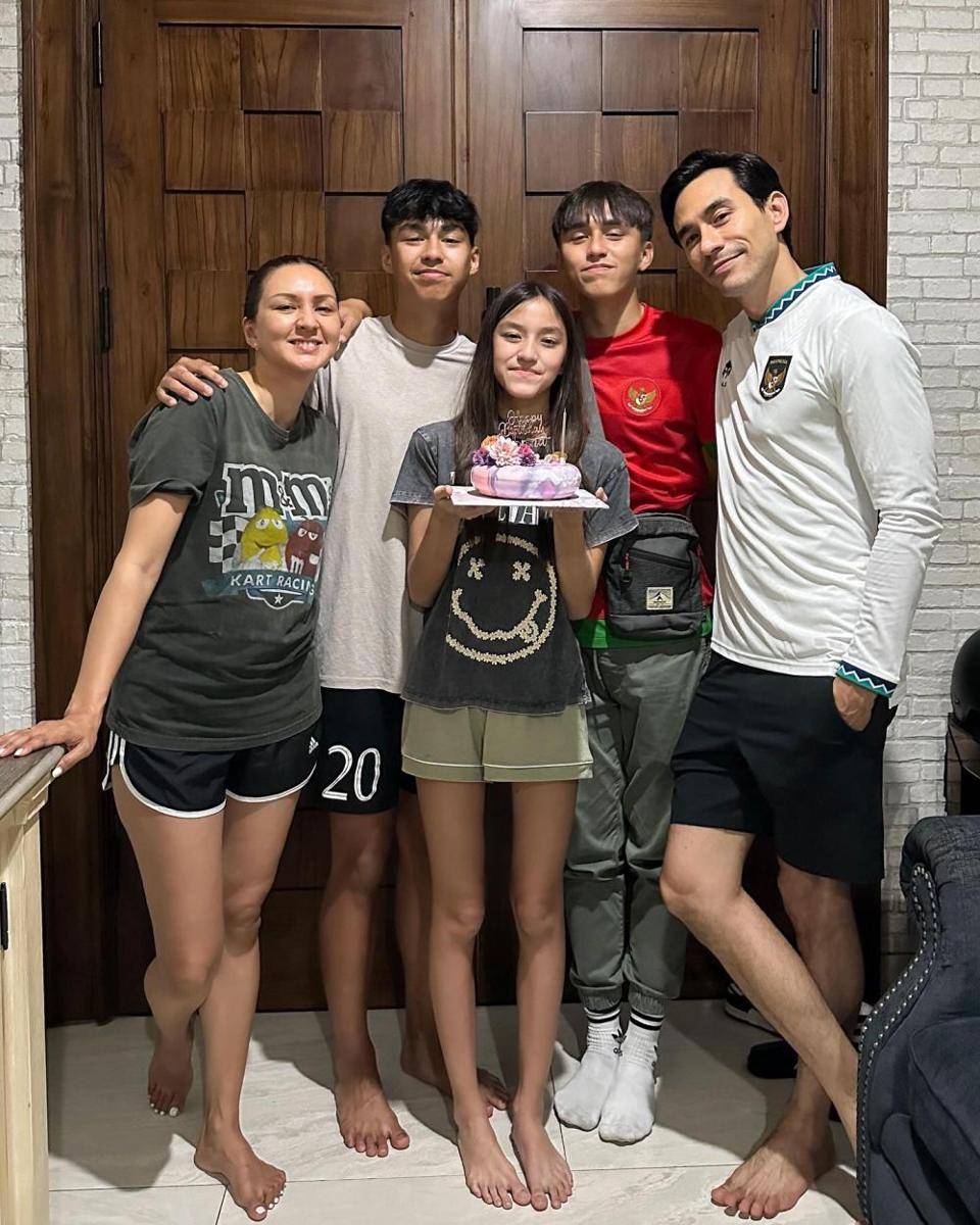 Keluarga Darius Sinathrya (Instagram.com/dagnesia)