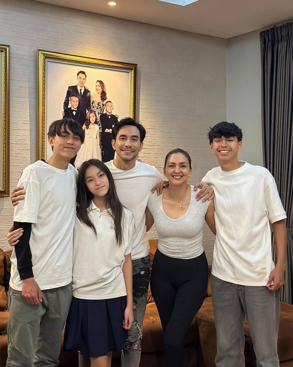Keluarga Darius Sinathrya (Instagram.com/darius_sinathrya)