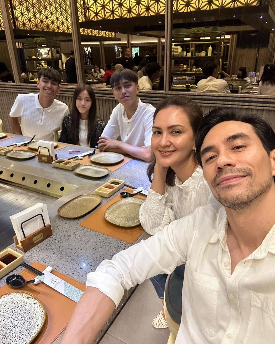Keluarga Darius Sinathrya (Instagram.com/darius_sinathrya)
