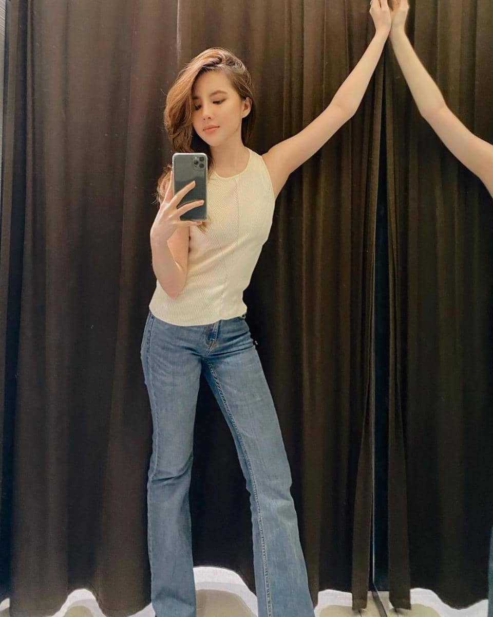 outfit kasual pakai celana jeans ala Agatha Chelsea (instagram.com/agatha_chelsea)