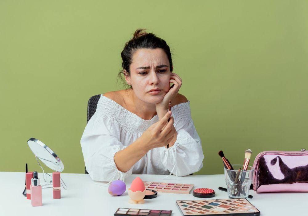 Ilustrasi orang sedang make up (freepik.com/stockking)