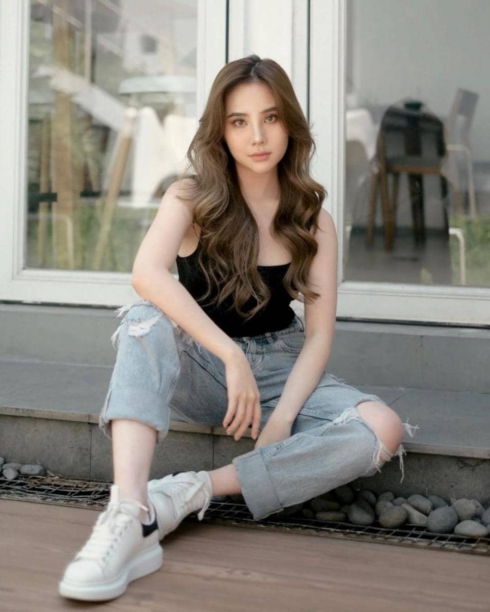 outfit kasual pakai celana jeans ala Agatha Chelsea (instagram.com/agatha_chelsea)