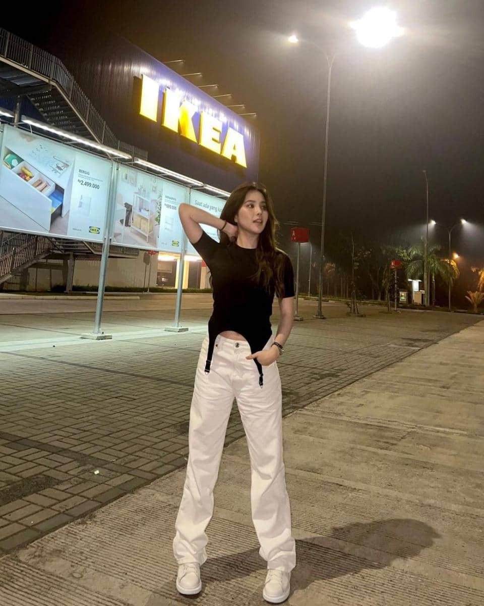 outfit kasual pakai celana jeans ala Agatha Chelsea (instagram.com/agatha_chelsea)