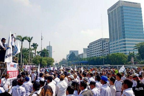 Ilustrasi ribuan kepala desa berunjuk rasa di depan Gedung DPR. (Dokumentasi Istimewa)