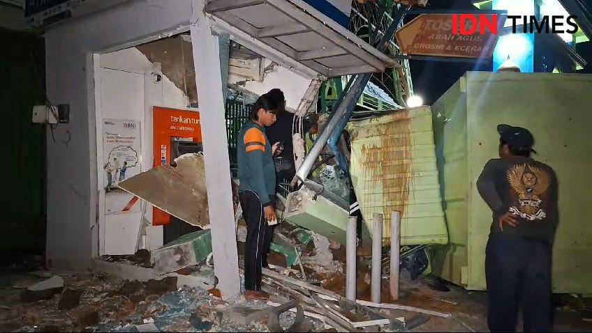 Truk boks tabrak mesin ATM BNI hingga hancur di Padas Ngawi. IDN Times/ Riyanto