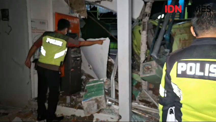 Truk boks tabrak mesin ATM BNI hingga hancur di Padas Ngawi. IDN Times/ Riyanto