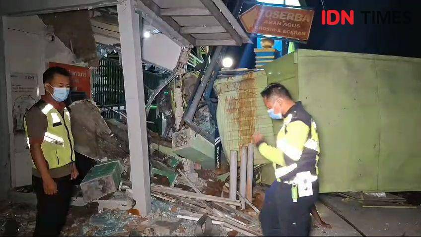 Truk boks tabrak mesin ATM BNI hingga hancur di Padas Ngawi. IDN Times/ Riyanto