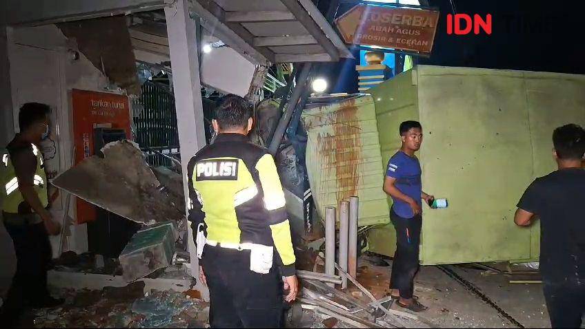 Truk boks tabrak mesin ATM BNI hingga hancur di Padas Ngawi. IDN Times/ Riyanto