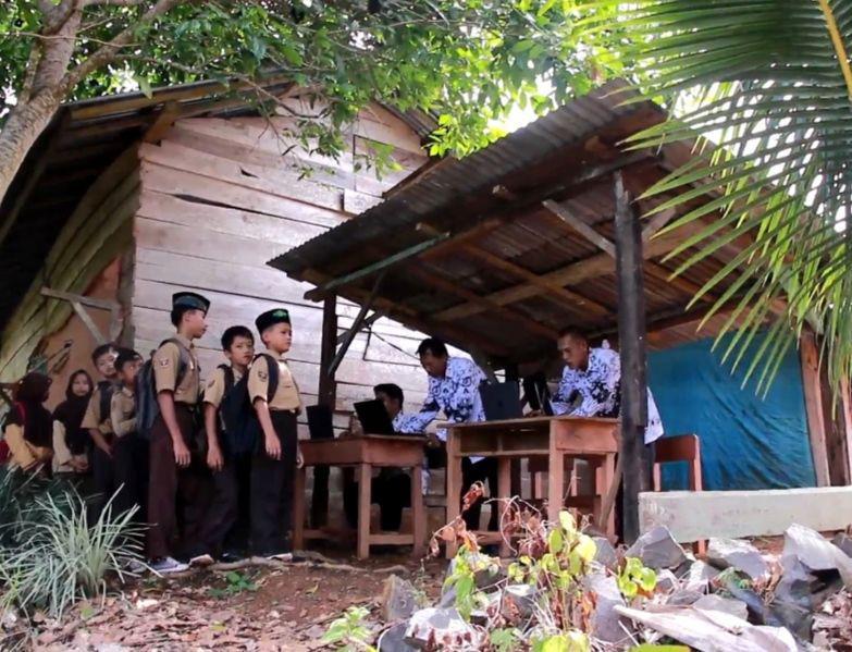 Nestapa Pelajar SDN 104 Krui Naik Turun Bukit Demi Akses Internet