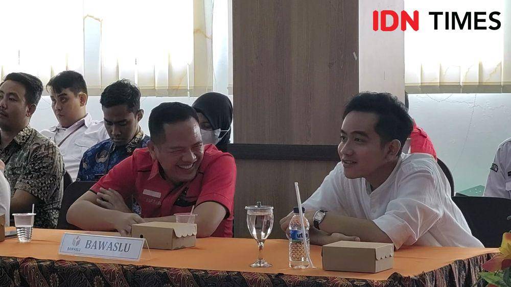 Wapres terpilih Gibran Rakabuming Raka menghadiri rapat pleno di KPU Solo. (IDN Times/Larasati Rey)