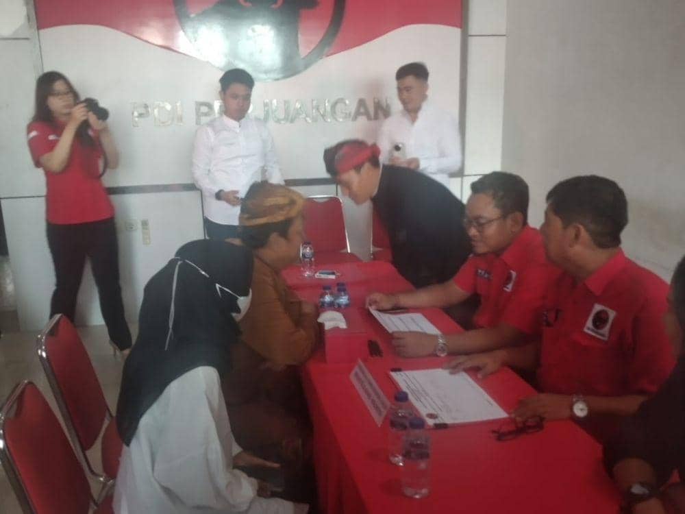Supriyadi disambut Sekretaris DPC PDIP Kota Semarang Kadarlusman. (IDN Times/Fariz Fardianto)