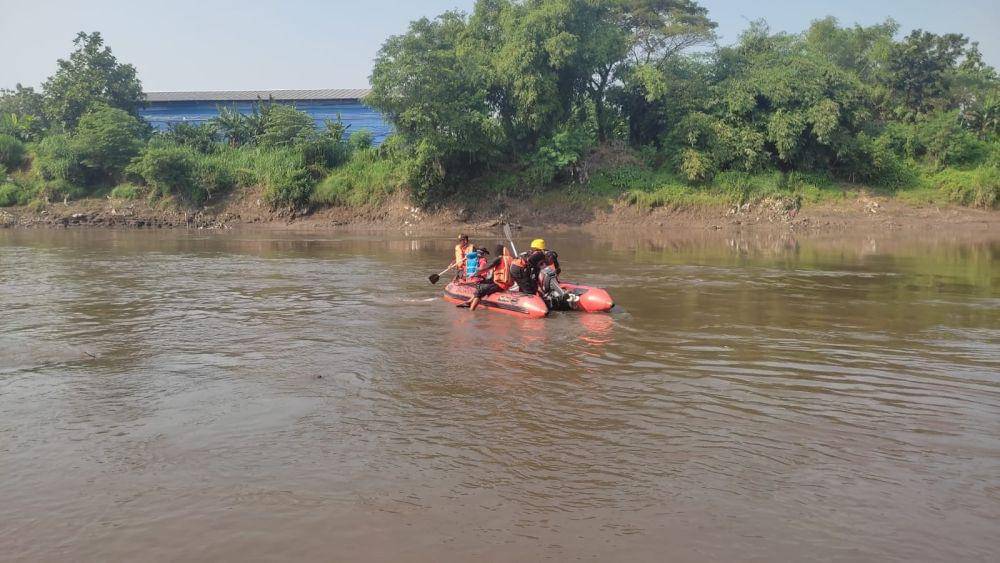 SAR gabungan saat mengevakuasi jenazah Aris di Sungai Bengawan Solo. (IDN Times/Dok Humas Basarnas Semarang)
