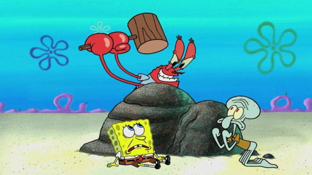 Mr. Krabs mencoba membunuh Squidward dengan palu. (dok. Nickelodeon/SpongeBob SquarePants)