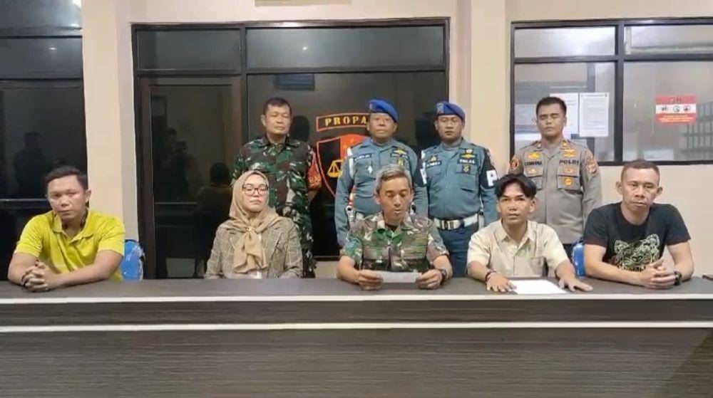 Prajurit TNI AL, Kopka Choirul Anam ketika membacakan pernyataan pengakuan sudah memukul warga sipil. (Dokumentasi TNI AL)