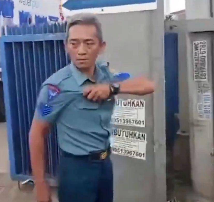 Kopka Choirul Anam ketika menutupi nametag namanya agar tidak direkam kamera. (Dokumentasi X)