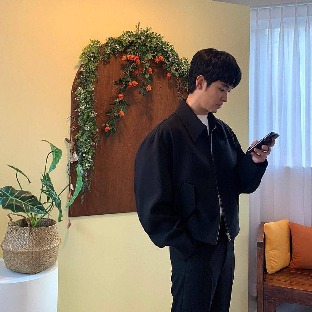 outfit serba hitam ala Kim Soo Hyun (instagram.com/@soohyun_k216)
