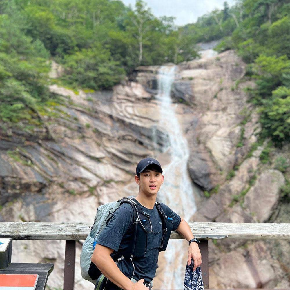 outfit serba hitam ala Kim Soo Hyun (instagram.com/@soohyun_k216)