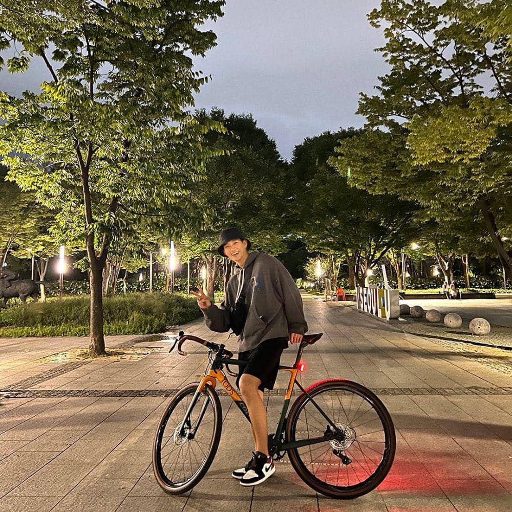 outfit serba hitam ala Kim Soo Hyun (instagram.com/@soohyun_k216)