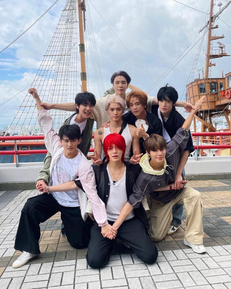 9 Inspirasi Outfit ke Pantai ala Member NCT 127, Cool dan Stylish!