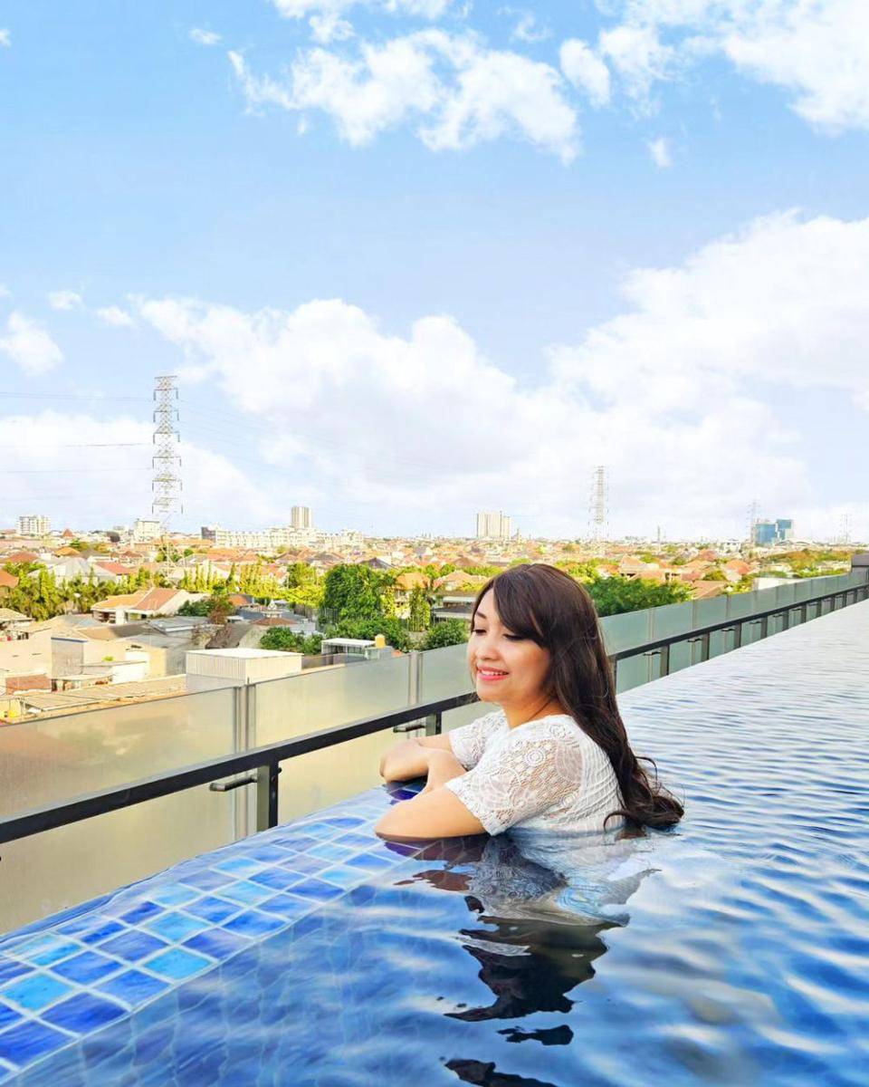 Infinity pool hotel Swiss Bellin Manyar Surabaya. Instagram/swissbellinmanyar