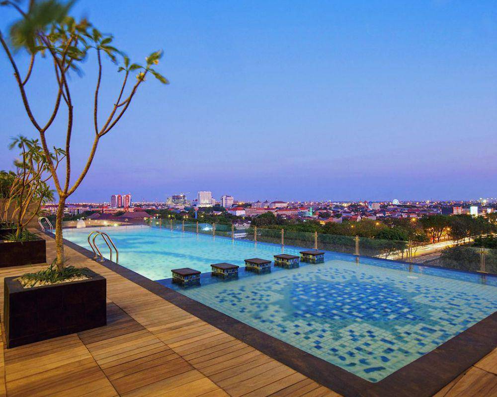 Pemandangan Kota Surabaya yang bisa dinikmati dari infinity pool hotel Best Western Papilio Surabaya. Instagram/bwpapiliohotel