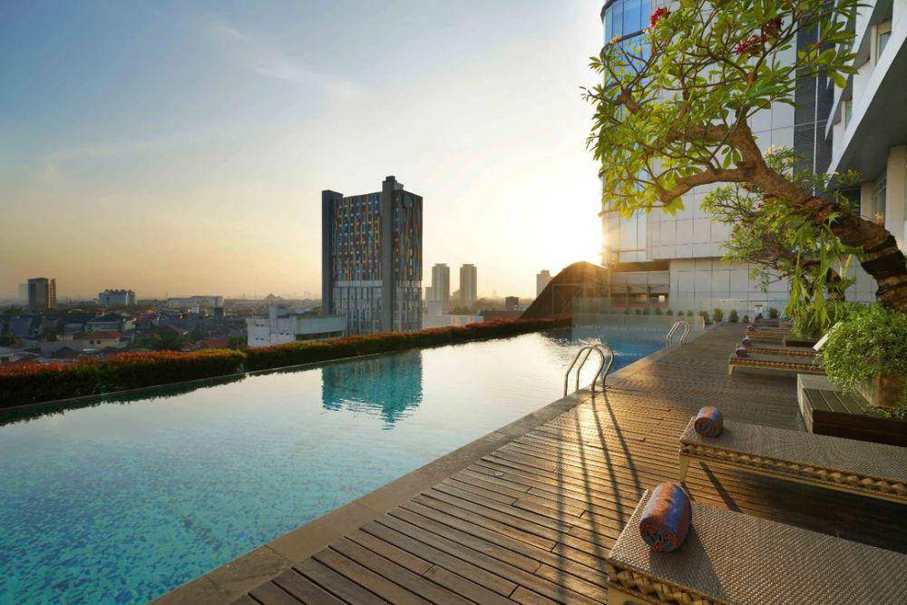 View dari tepi kolam renang hotel Vasa Surabaya. Instagram/vasahotel