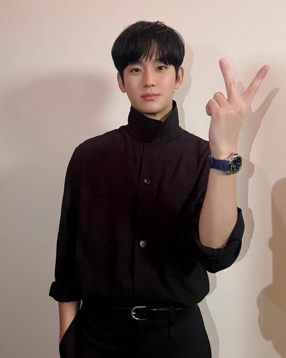 outfit serba hitam ala Kim Soo Hyun (instagram.com/@soohyun_k216)