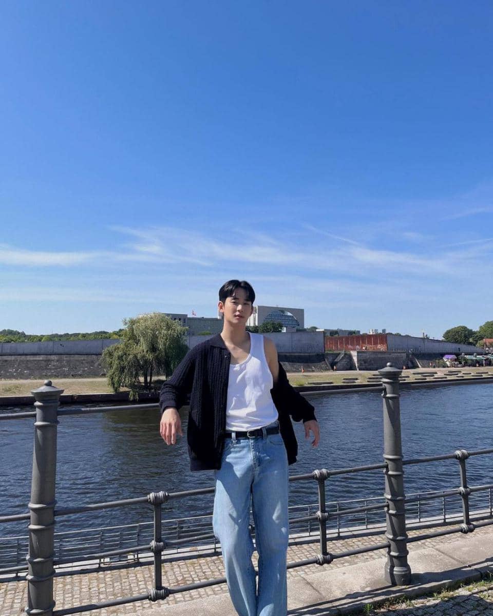 outfit serba hitam ala Kim Soo Hyun (instagram.com/@soohyun_k216)