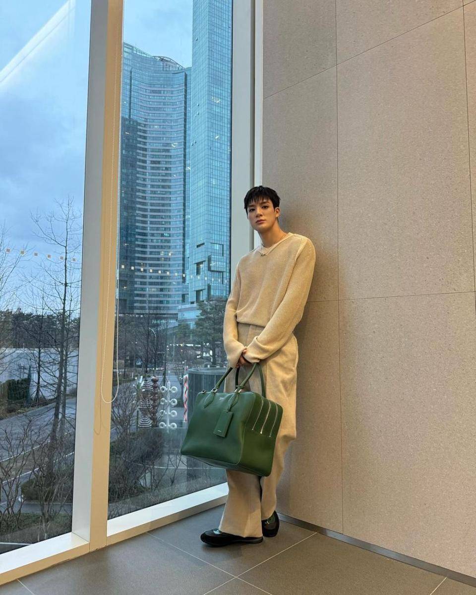 outfit old money ala Jeno NCT (instagram.com/leejen_o_423)