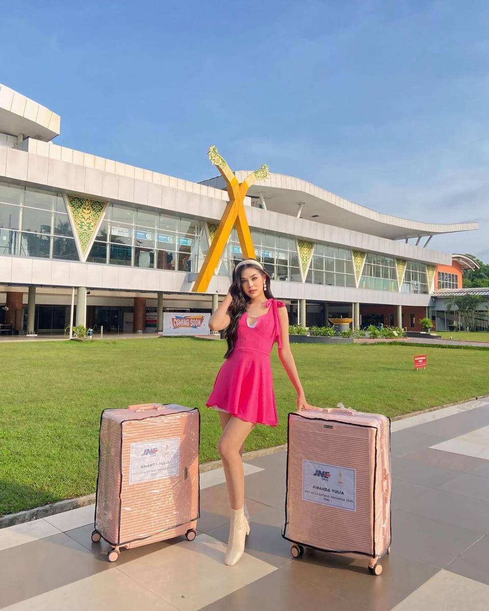 Potret Keberangkatan Finalis Miss Mega Bintang Indonesia 2024 (Instagram.com/amanda.asy)