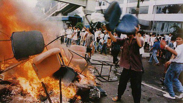 Foto kerusuhan Mei 1998 di Jakarta. (detik.com)