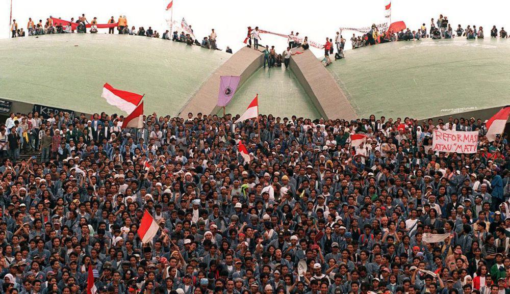 Ribuan mahasiswa menduduki Gedung DPR/MPR, Senayan, Jakarta, pada 19 Mei 1998. (elshinta.com)