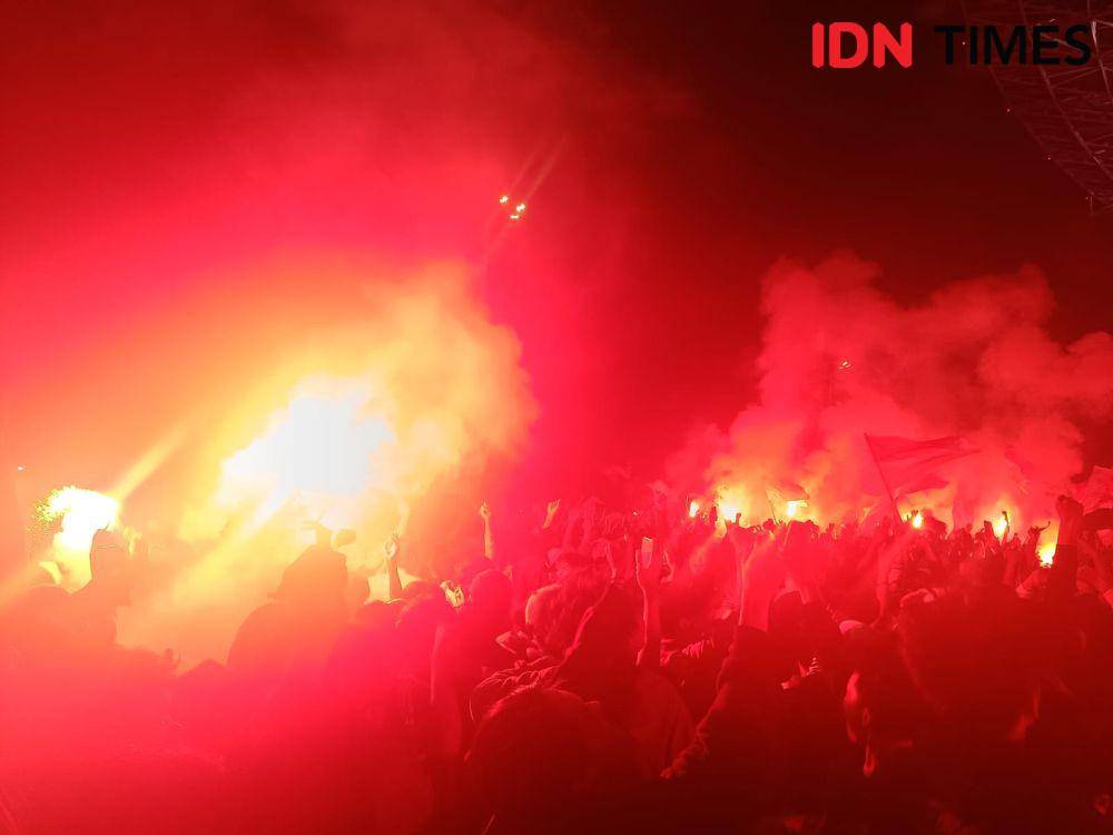 Suporter merayakan gol Ivar Jenner saat nonton bareng di kawasan Gelora Bung Karno, Kamis (2/5/2024) (IDN Times / Tino Satrio)